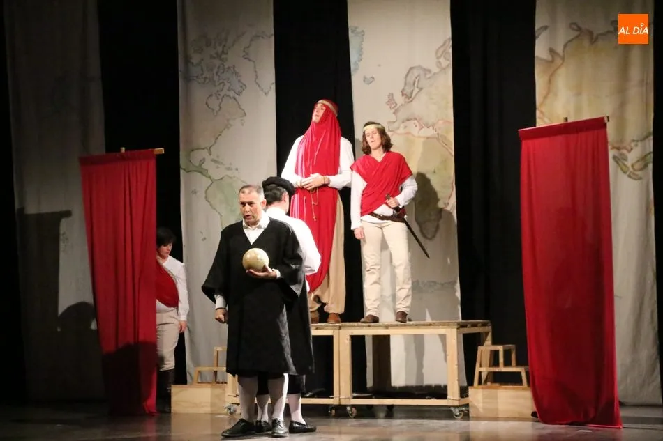 Foto 3 - El Certamen de Teatro Villa de Vitigudino arranca con una buena entrada para ver a UGTeatro  