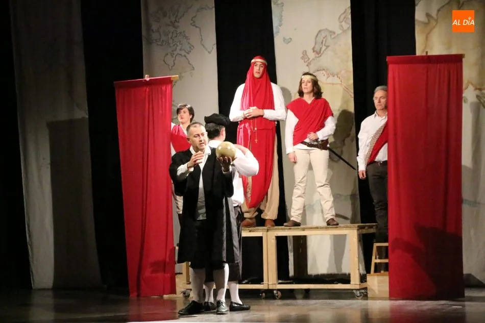 Foto 2 - El Certamen de Teatro Villa de Vitigudino arranca con una buena entrada para ver a UGTeatro  