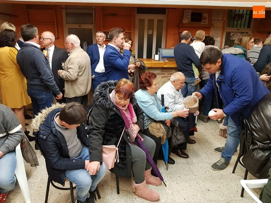 La chocolatada con bingo protagonizó la despedida de los festejos