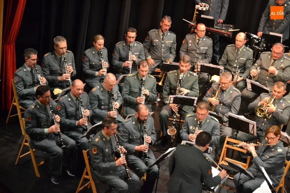 Foto 6 - El Teatro Nuevo roza el lleno en el concierto de la Unidad de M&uacute;sica de la Guardia Civil  