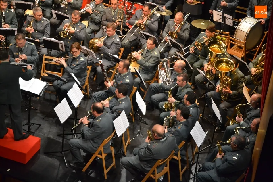 Foto 3 - El Teatro Nuevo roza el lleno en el concierto de la Unidad de M&uacute;sica de la Guardia Civil  