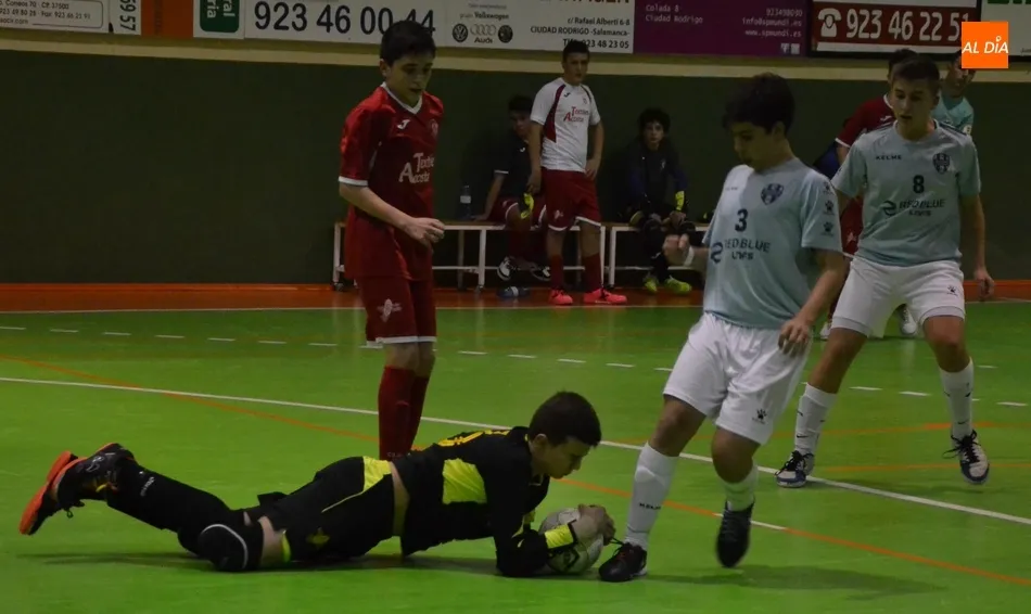 Juveniles y cadetes del III Columnas se topan con el árbitro, que hizo llamar a la Policía Local  