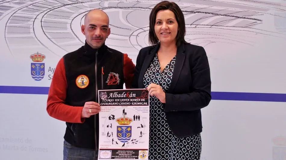 La concejal de Familia, Silvia González, junto al profesor del curso José María Martínez