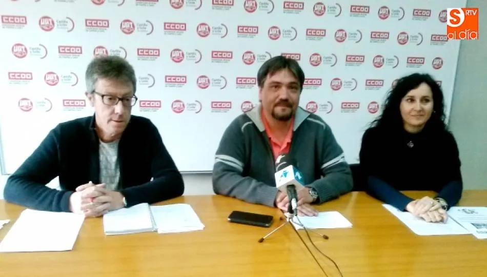 José María García Herrero, presidente del Comité de Empresa de Emersan, en el centro, junto a César Conde y Antonia Isabel Guerrero, de CCOO y UGT respectivamente