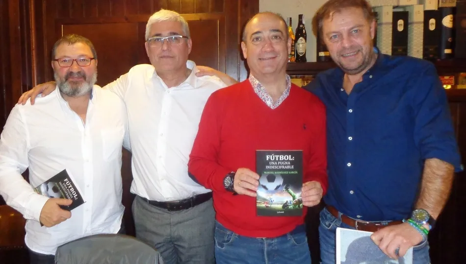 El libro de su entrenador. Ipe, Herráez, Nico y Caste, en la comida del legendario Salmantino, con diversos ejemplares que Marogar regaló a sus antiguos jugadores