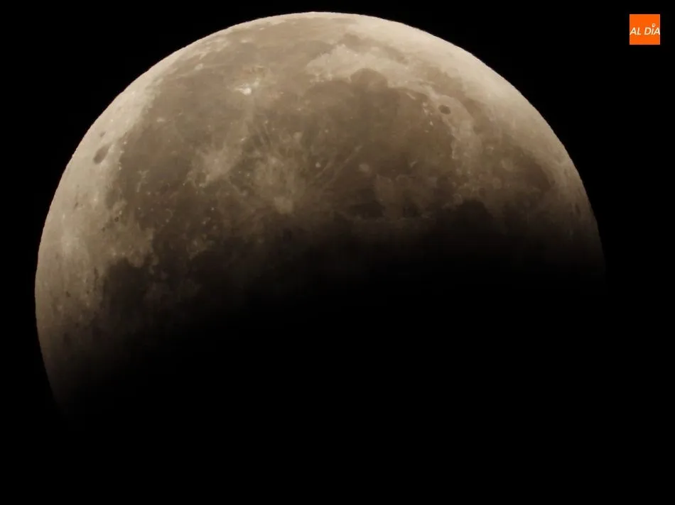 Foto 2 - El eclipse total de Luna y la superluna captados por la c&aacute;mara de Juli&aacute;n Mateos  