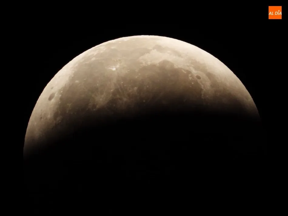 Foto 3 - El eclipse total de Luna y la superluna captados por la c&aacute;mara de Juli&aacute;n Mateos  