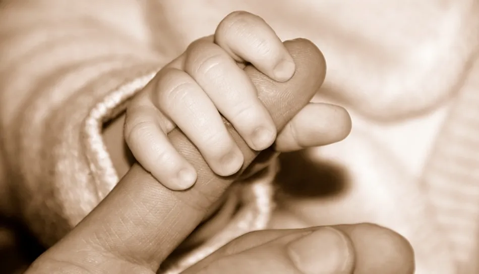 El Gobierno incluye en su proyecto de Presupuestos igualar progresivamente la baja del padre con la de la madre con el objetivo de “superar el desempleo femenino y la brecha salarial”