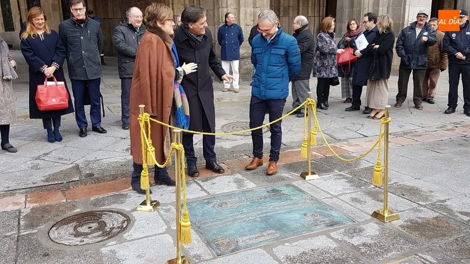 Foto 3 - Salamanca recuerda el VIII Centenario de la Universidad con una placa en la Plaza Mayor
