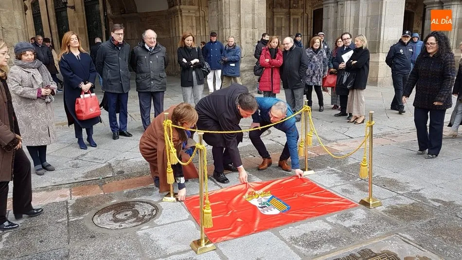Foto 2 - Salamanca recuerda el VIII Centenario de la Universidad con una placa en la Plaza Mayor