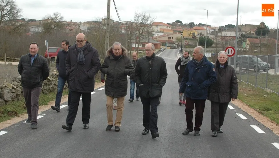 El presidente de la Diputación estuvo acompañado por el alcalde de Cipérez en su visita a la nueva carretera que comunica esta localidad con la CL-517