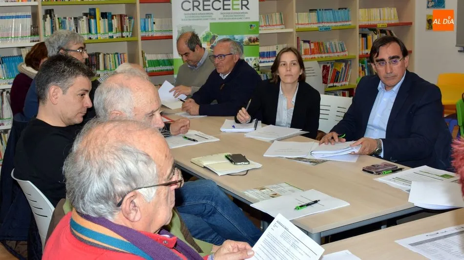 El grupo de trabajo se reunió en la biblioteca de Lumbrales / E. Corredera