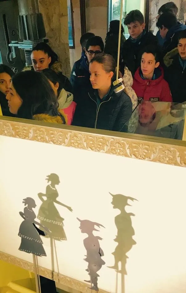 Foto 10 - Los alumnos de ESO del Colegio San Juan Bosco visitan la exposici&oacute;n &lsquo;Artilugios para fascinar&rsquo;