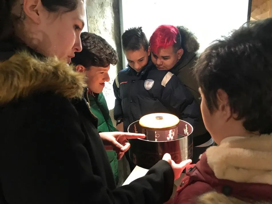 Foto 7 - Los alumnos de ESO del Colegio San Juan Bosco visitan la exposici&oacute;n &lsquo;Artilugios para fascinar&rsquo;