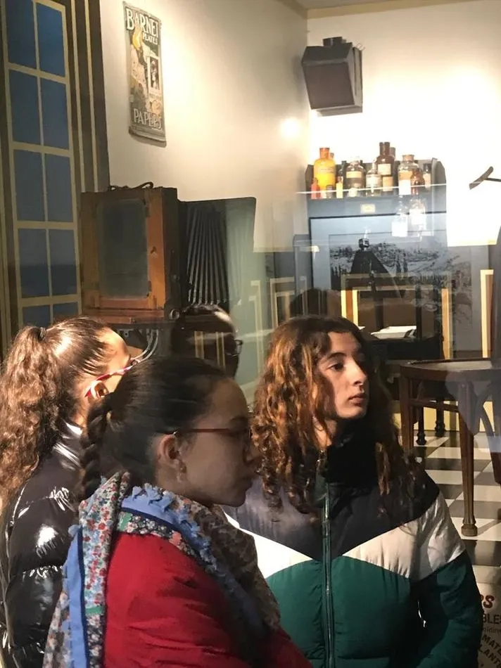Foto 6 - Los alumnos de ESO del Colegio San Juan Bosco visitan la exposici&oacute;n &lsquo;Artilugios para fascinar&rsquo;