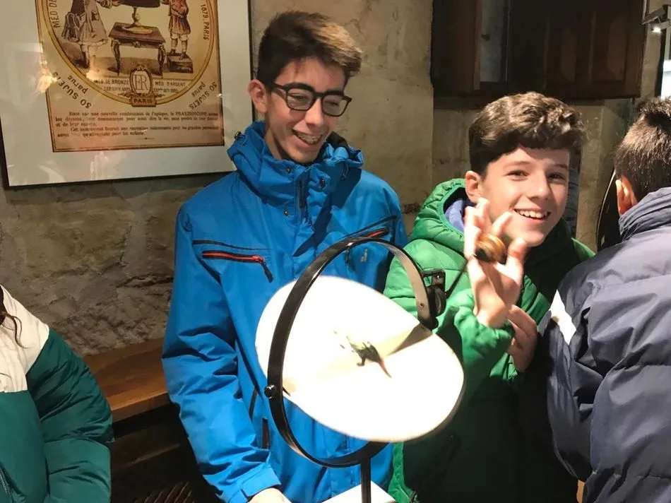 Foto 5 - Los alumnos de ESO del Colegio San Juan Bosco visitan la exposici&oacute;n &lsquo;Artilugios para fascinar&rsquo;