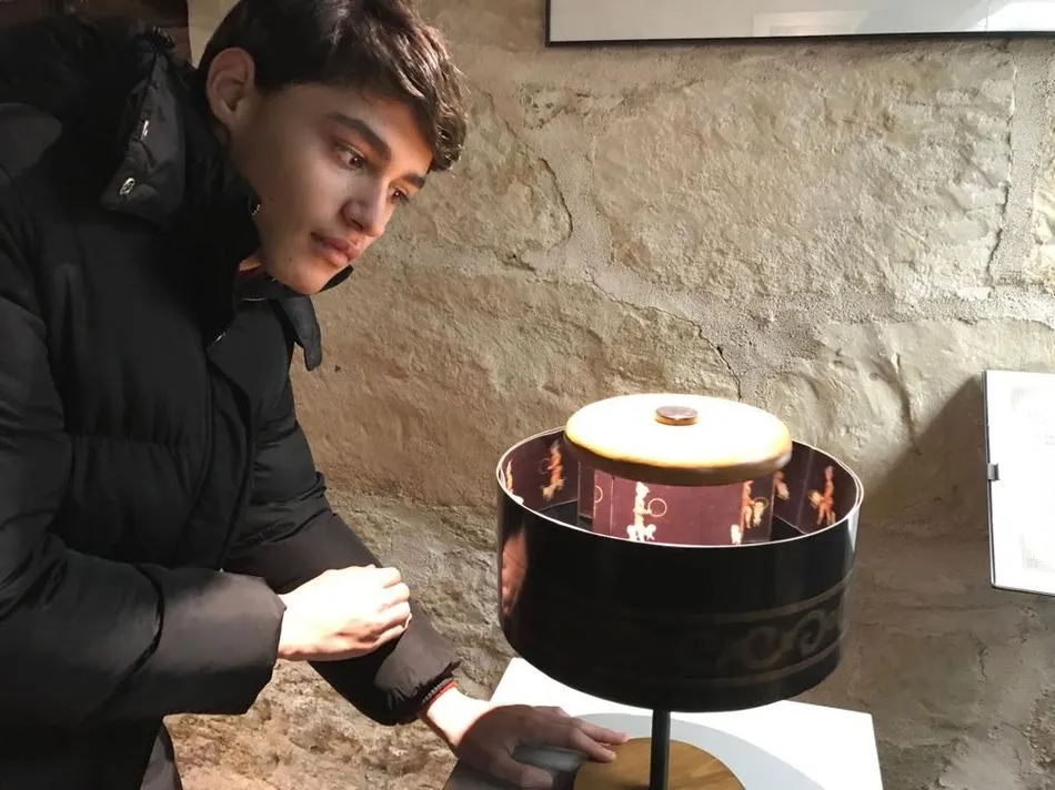 Foto 4 - Los alumnos de ESO del Colegio San Juan Bosco visitan la exposici&oacute;n &lsquo;Artilugios para fascinar&rsquo;
