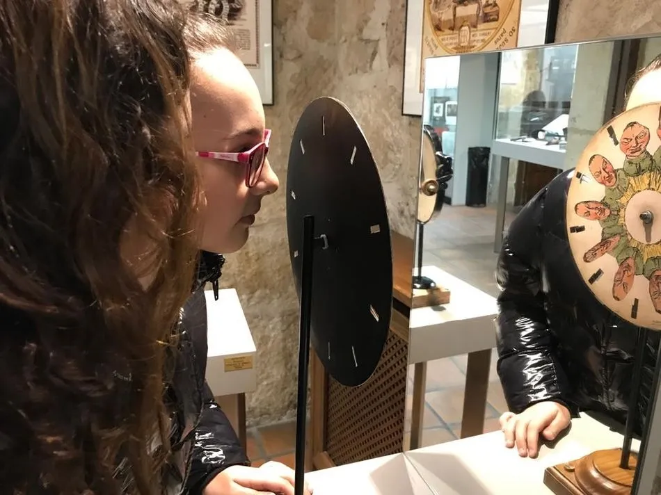 Foto 2 - Los alumnos de ESO del Colegio San Juan Bosco visitan la exposici&oacute;n &lsquo;Artilugios para fascinar&rsquo;