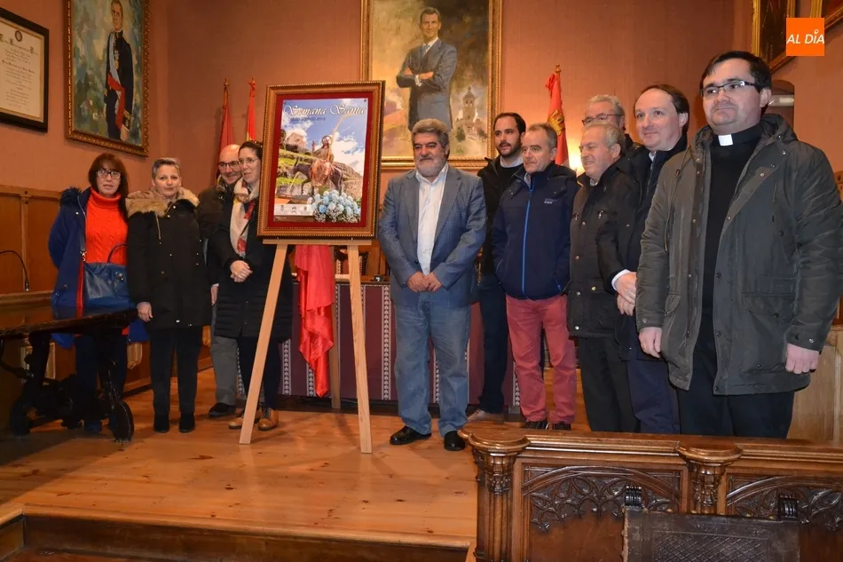 Foto 4 - La Borriquilla ilustra el cartel de la Semana Santa, que recupera la presidencia fija de la Junta...