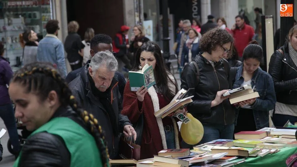 Acto de promoción de la lectura, organizado por FEVESA, en la calle Toro de Salamanca