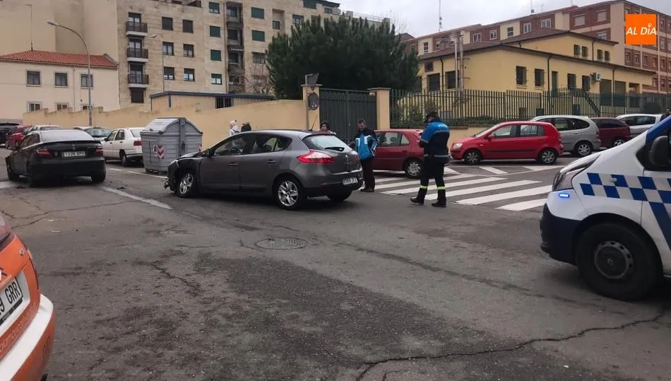 Foto 2 - Da&ntilde;os materiales en una colisi&oacute;n entre dos turismos en la calle La Alberca