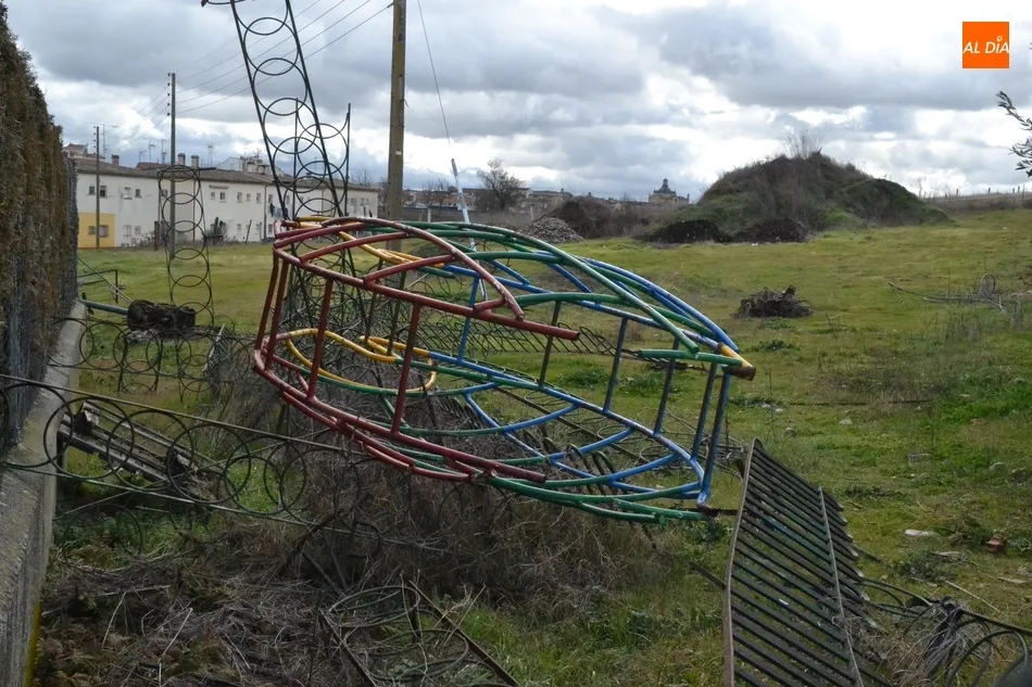 El barrio de la Rana esconde un peligroso cementerio de bancos, vallas y juegos infantiles  