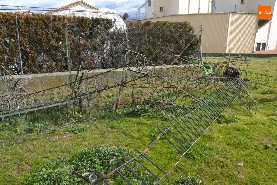 Foto 7 - El barrio de la Rana esconde un peligroso cementerio de bancos, vallas y juegos infantiles  