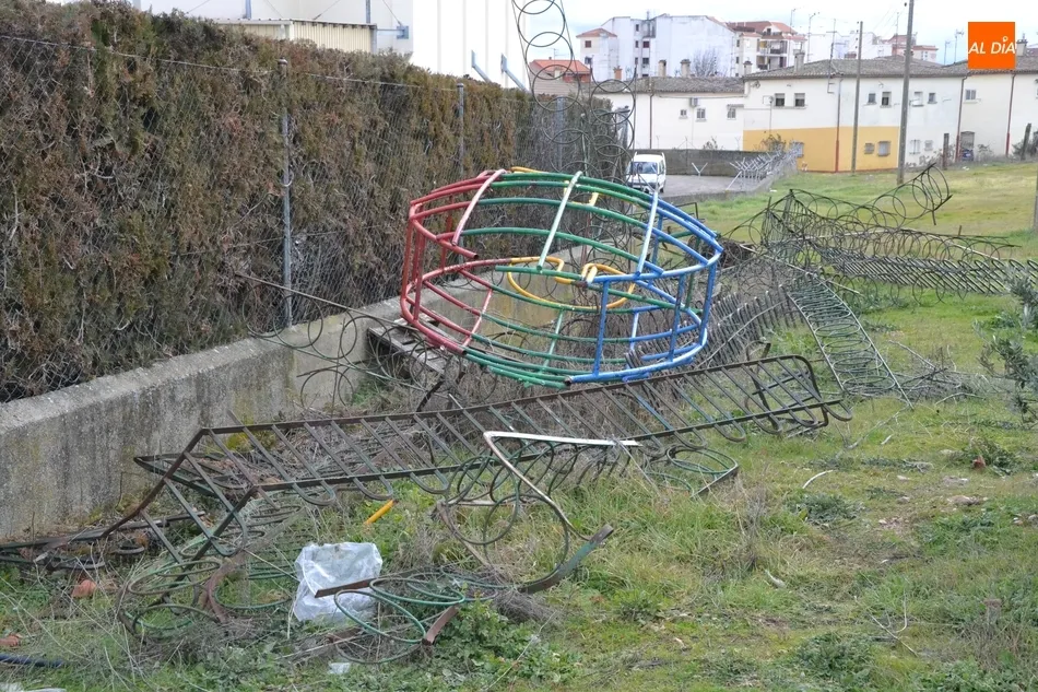 Foto 5 - El barrio de la Rana esconde un peligroso cementerio de bancos, vallas y juegos infantiles  