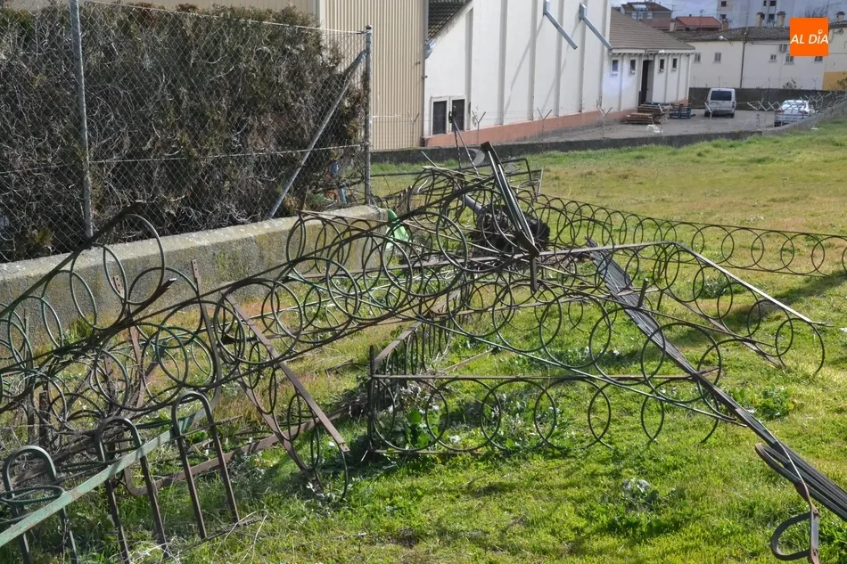 Foto 2 - El barrio de la Rana esconde un peligroso cementerio de bancos, vallas y juegos infantiles  