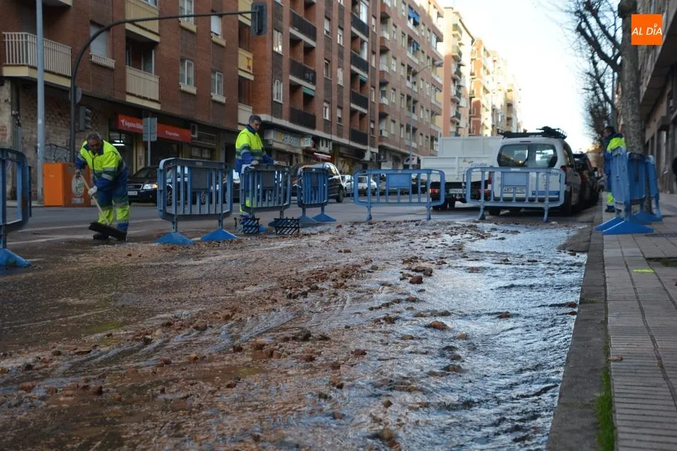 Foto 11 - Un revent&oacute;n inunda gran parte de la avenida de los Comuneros