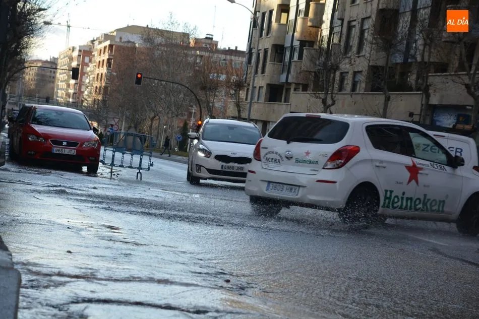 Foto 5 - Un revent&oacute;n inunda gran parte de la avenida de los Comuneros