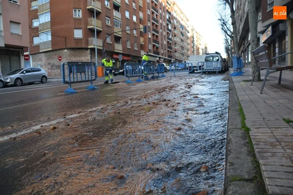 Foto 4 - Un revent&oacute;n inunda gran parte de la avenida de los Comuneros