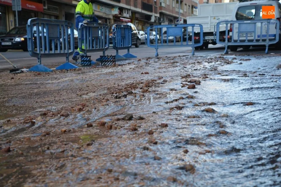 Foto 3 - Un revent&oacute;n inunda gran parte de la avenida de los Comuneros