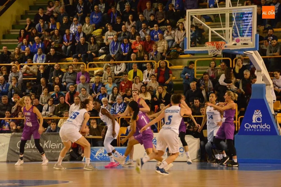 Las jugadoras de ambos equipos pelean por un balón / Lydia González