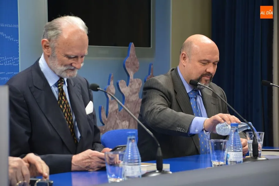 Foto 8 - El diplom&aacute;tico Domingo de Silos presenta en el Liceo su novela &lsquo;La Onza de Oro&rsquo;  