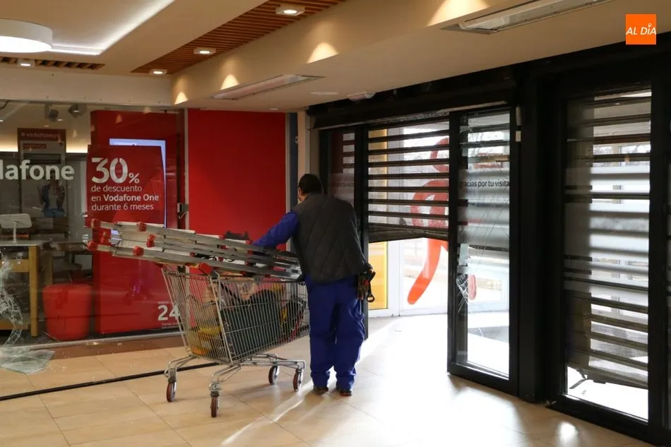 Foto 4 - Violento asalto a una tienda de telefon&iacute;a en el hipermercado Carrefour