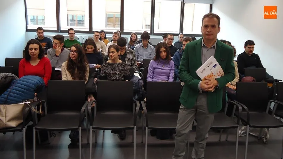 Miguel Ángel Salinero, coordinador del Pla TCEU, junto a los alumnos seleccionadoso