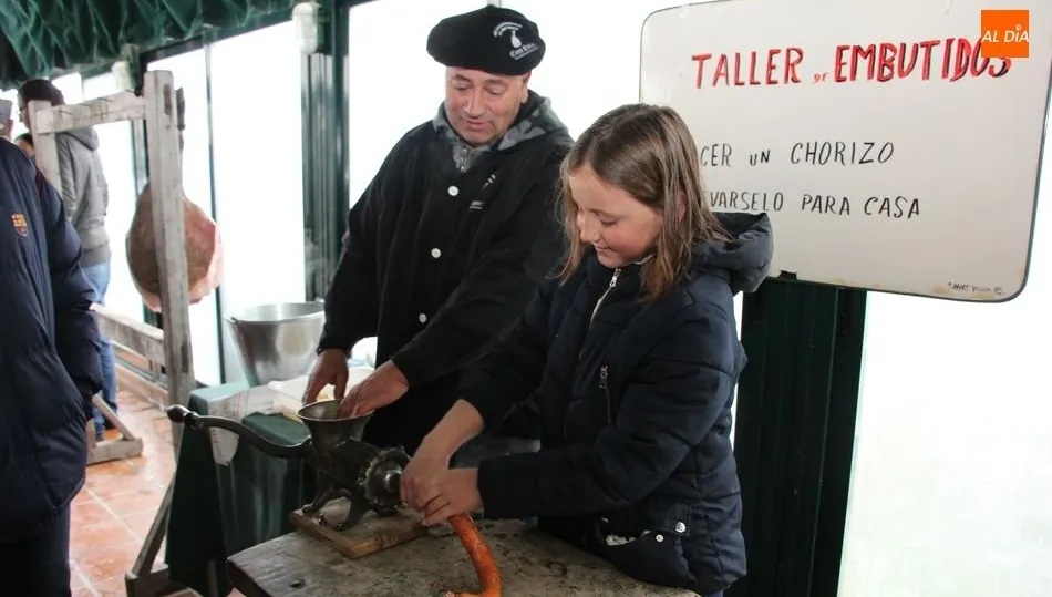 El público podrá hacer un chorizo en el taller de embutidos, y llevárselo a casa