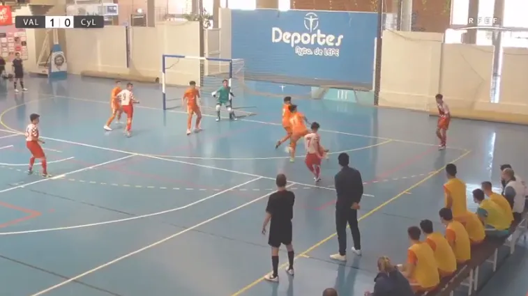 Foto 11 - Jorge Crespo marca el &uacute;nico gol de Castilla y Le&oacute;n en su derrota frente a la Comunidad Valenciana ...