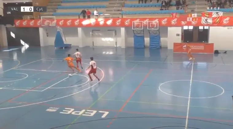 Foto 7 - Jorge Crespo marca el &uacute;nico gol de Castilla y Le&oacute;n en su derrota frente a la Comunidad Valenciana ...