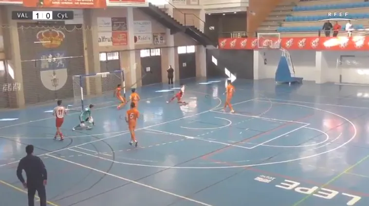 Foto 5 - Jorge Crespo marca el &uacute;nico gol de Castilla y Le&oacute;n en su derrota frente a la Comunidad Valenciana ...