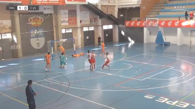 Foto 6 - Jorge Crespo marca el &uacute;nico gol de Castilla y Le&oacute;n en su derrota frente a la Comunidad Valenciana ...