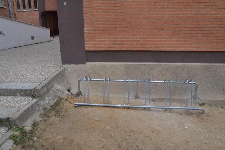 Foto 3 - El Colegio Mir&oacute;briga estrena aparcabicis  