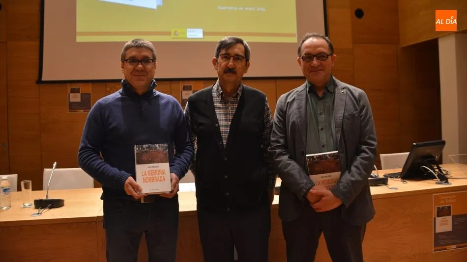 Félix Población, en el centro, en la presentación de su libro en Salamanca. Foto de Lydia González