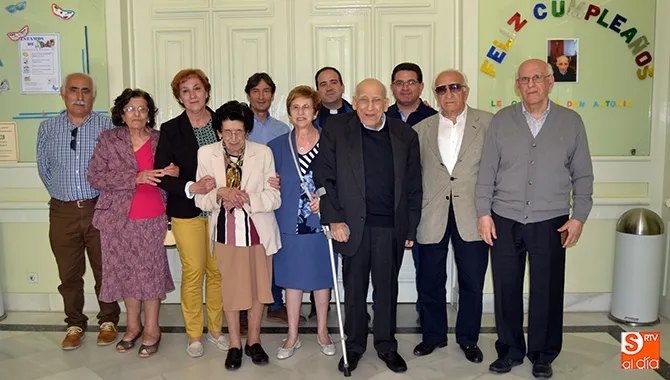 El sacerdote Antonio Marcos (centro de la imagén) recibía un homenaje por su vida pastoral en junio de 2018 y rodeado de toda su familia