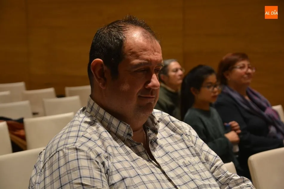Foto 4 - F&eacute;lix Poblaci&oacute;n presenta a los salmantinos el libro que recopila sus art&iacute;culos sobre Memoria...