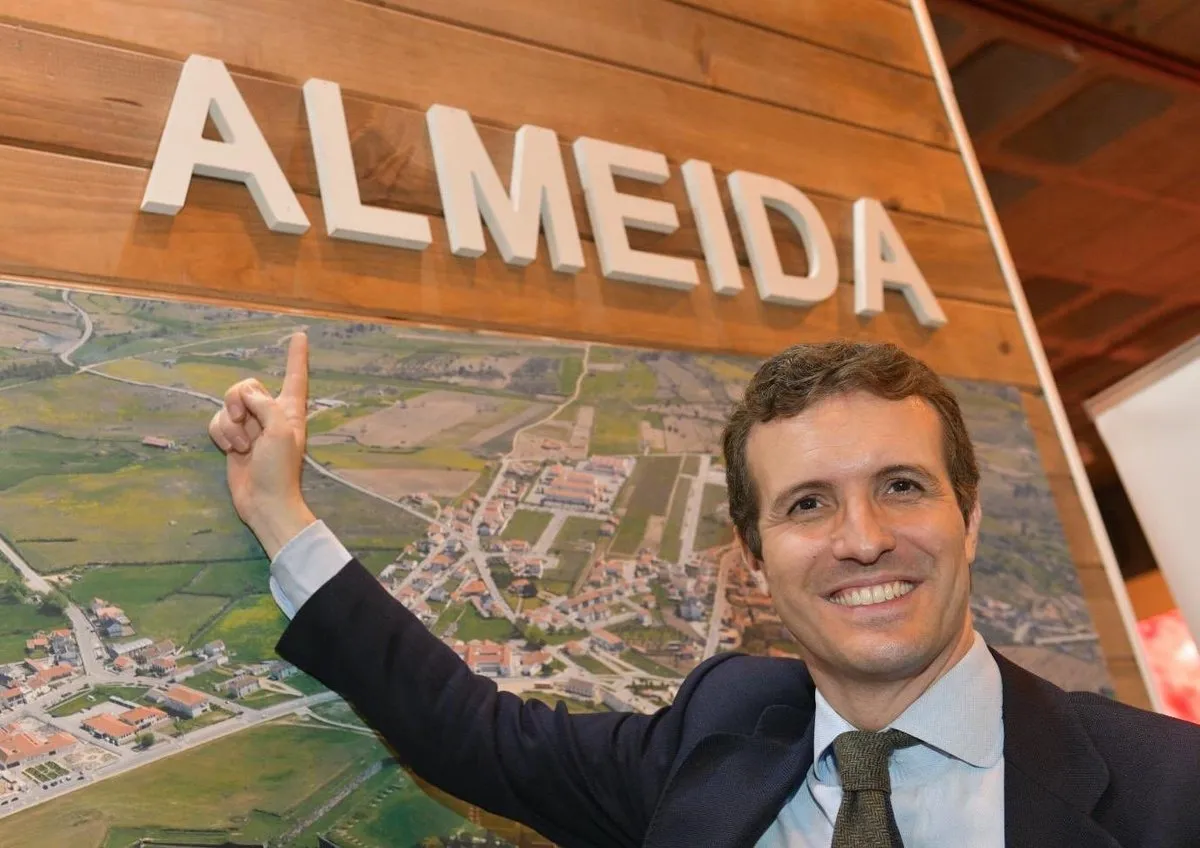 Pablo Casado ‘aprovecha’ el stand de Miróbriga para promocionar a su candidato a la Alcaldía...