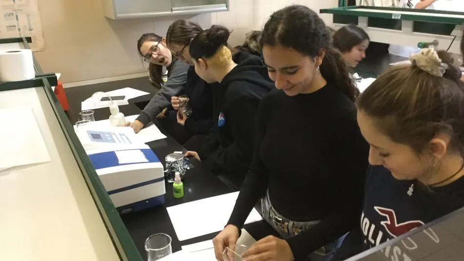 Foto 2 - Pr&aacute;cticas de Bioqu&iacute;mica de los alumnos del Colegio San Juan Bosco en la Facultad de Biolog&iacute;a