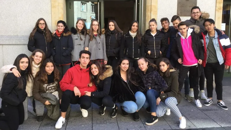 Los alumnos posan ante la fachada del Teatro Liceo