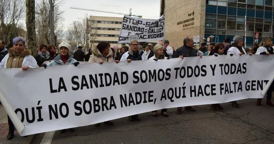 Miembros de Ganemos en la Marea Blanca de Salamanca